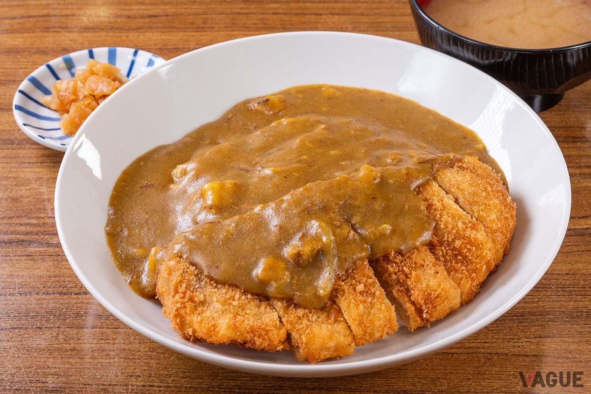 カツカレーライス1000円。こちらもお新香、味噌汁付き。黄色いルーがいい！