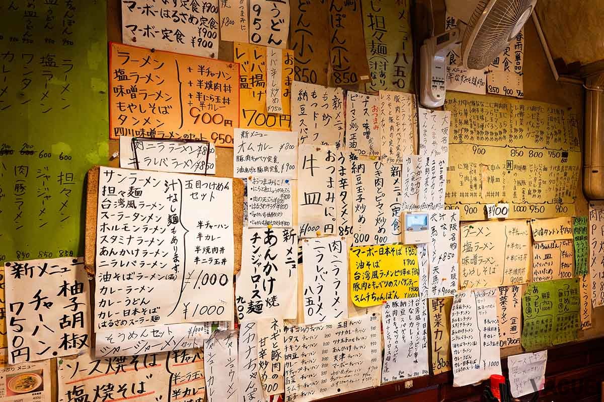 店内。壁一面に貼られたメニューが圧巻。これを全部作れる店主も、いくつあるのか数えた人もすごい！