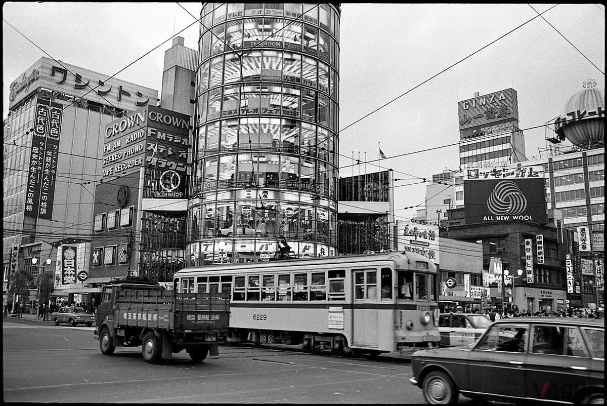 銀座4丁目の交差点(1969年)。円柱形の三愛ビルは流行の発信地だった