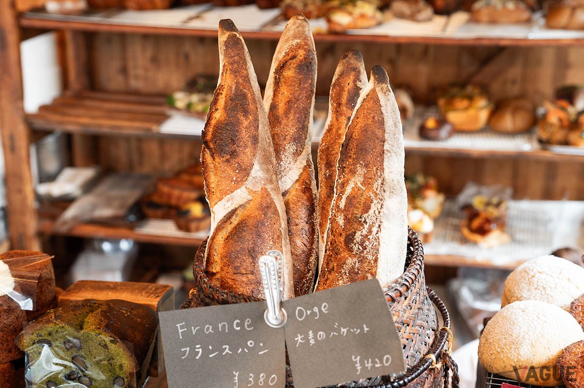 ちょっぴり焦げてカリカリなところも美味しそう！　フランスパン380円、大麦のバケット420円