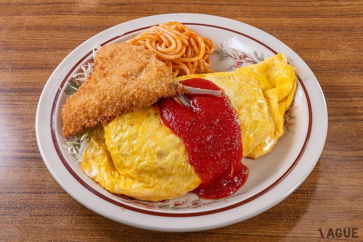 オムライス　魚フライ付950円。追加トッピングではなく、最初からセットに
