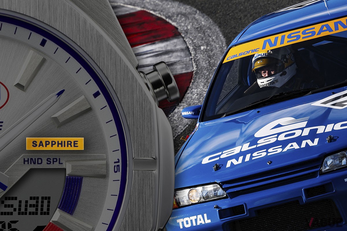 風防の「SAPPHIRE」表記はマシンのデカールをオマージュしたデザインに