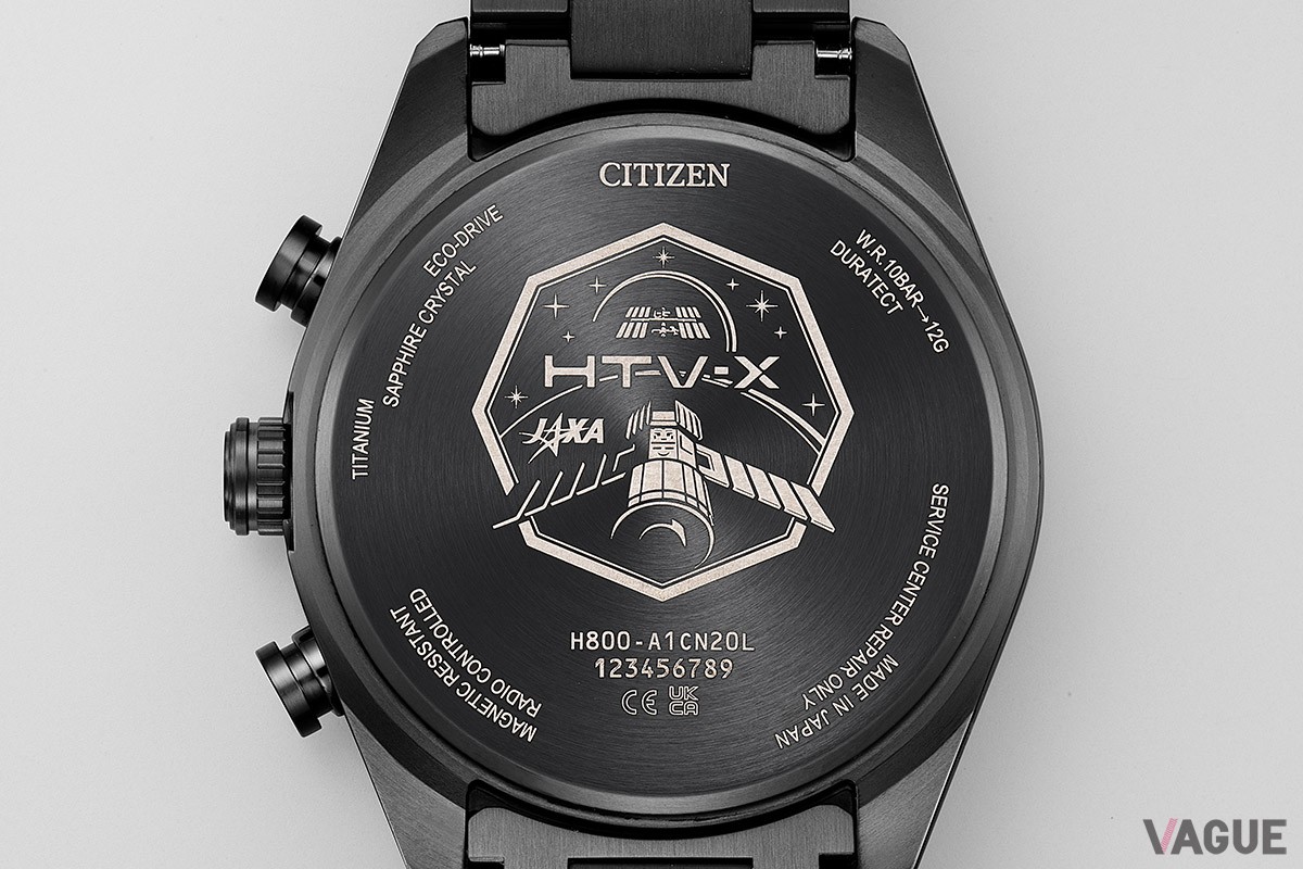 裏蓋も限定モデルならではのデザイン。「HTV-X」の姿やJAXAのロゴがあしらわれている