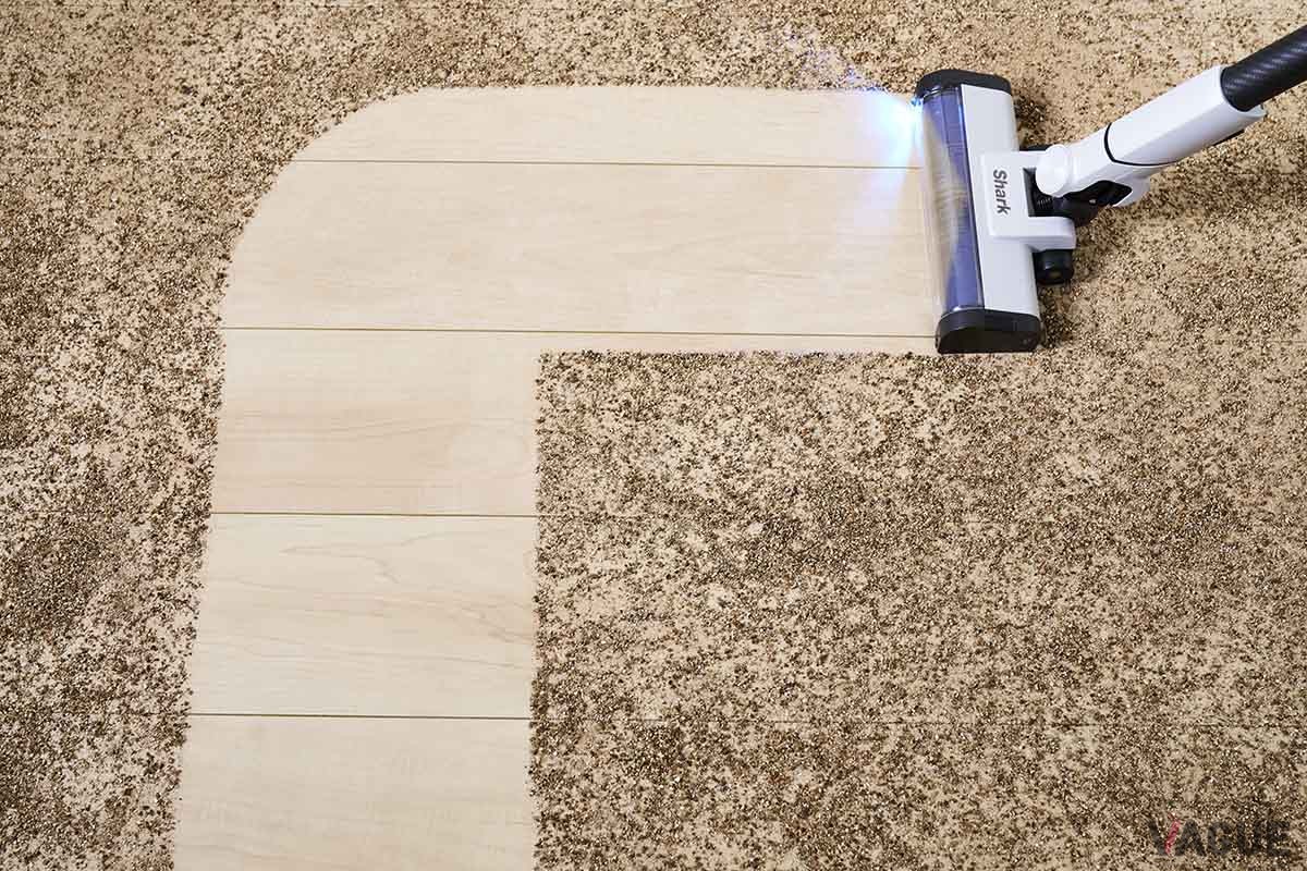 後ろへ引いてから前に動かした時の例。右が「エヴォパワーシステム ブースト」、左が従来の掃除機で発生しがちなゴミの置き去り。こうした現象を解消することが時短にも繋がる