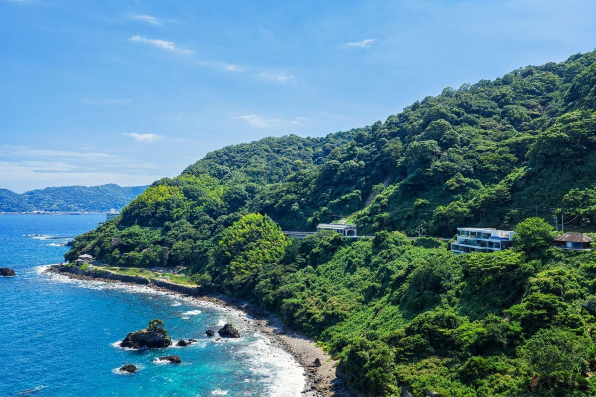 雄大な森と山々に囲まれ、目の前には海が視界いっぱいに広がる唯一無二のロケーション