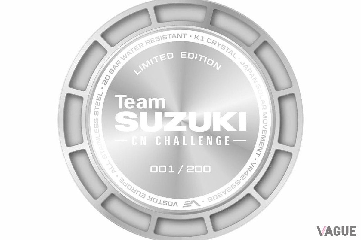 裏蓋もチームスズキのロゴを記した特別仕様。200本のシリアルナンバーも刻まれ所有欲を満たす