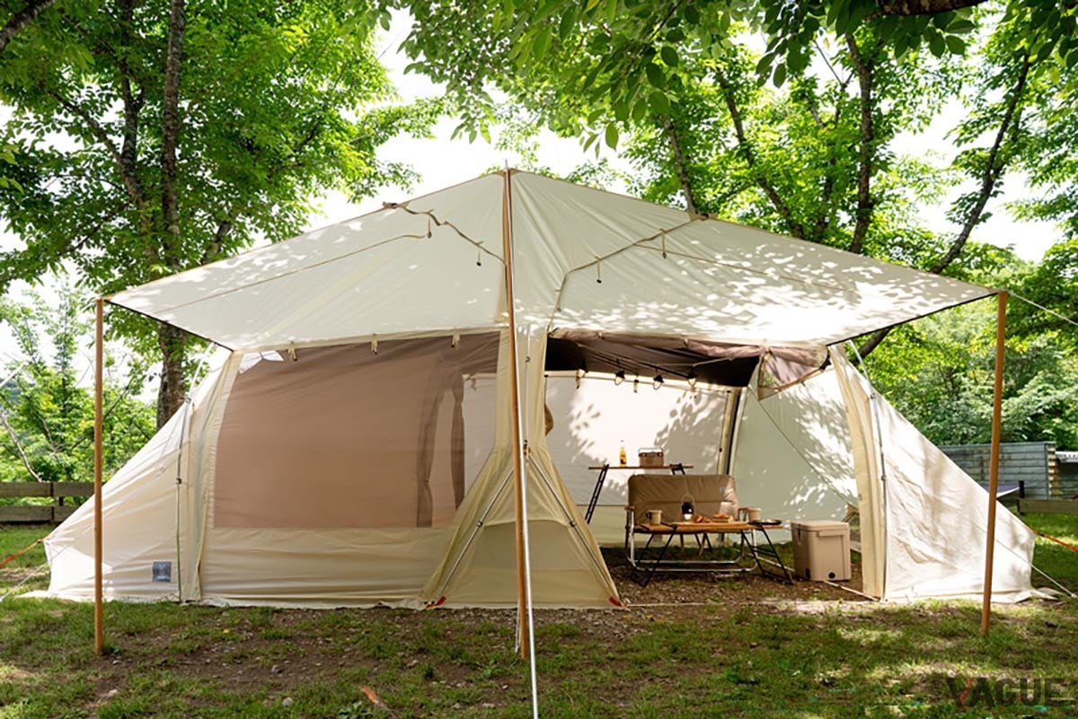 いずれの窓も跳ね上げキャノピーを備えるが繋げてポール（別売り）で立てれば広いタープ空間が生み出せる（カマボーン）