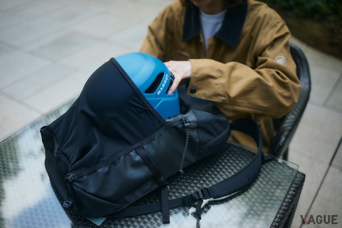 ヘルメットホルダーになるポケット