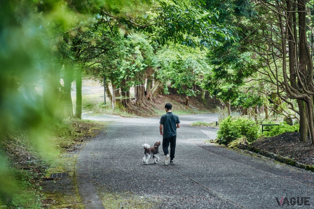 森の緑に包まれながら、ゆっくりと流れる時間を愛犬とともに静かに味わう贅沢な休日