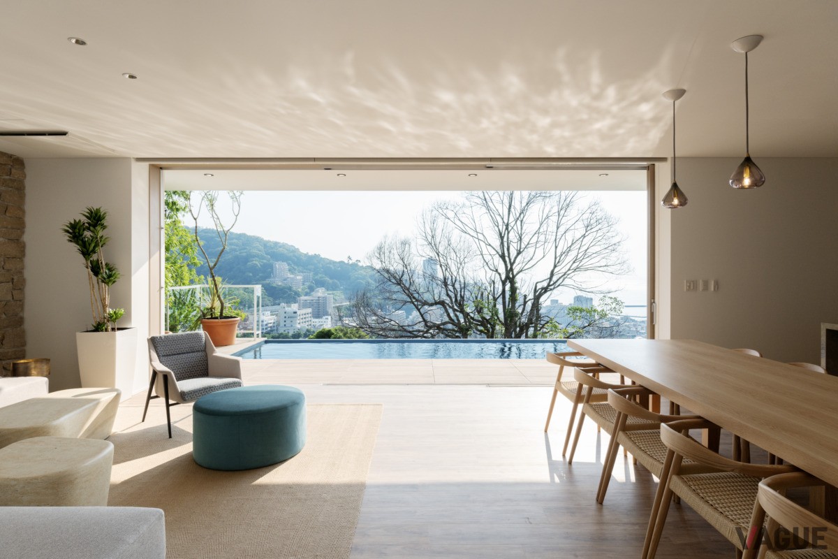 リビングからつながるテラスとインフィニティプール