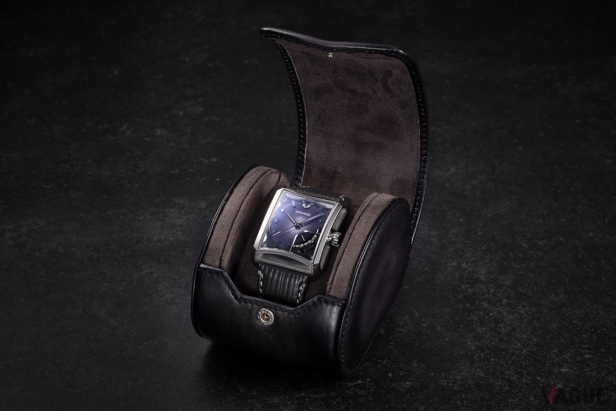 購入特典のレザーケース（非売品）。革職人がひとつひとつ手作業にて「パティーヌ仕上げ」を施したもの