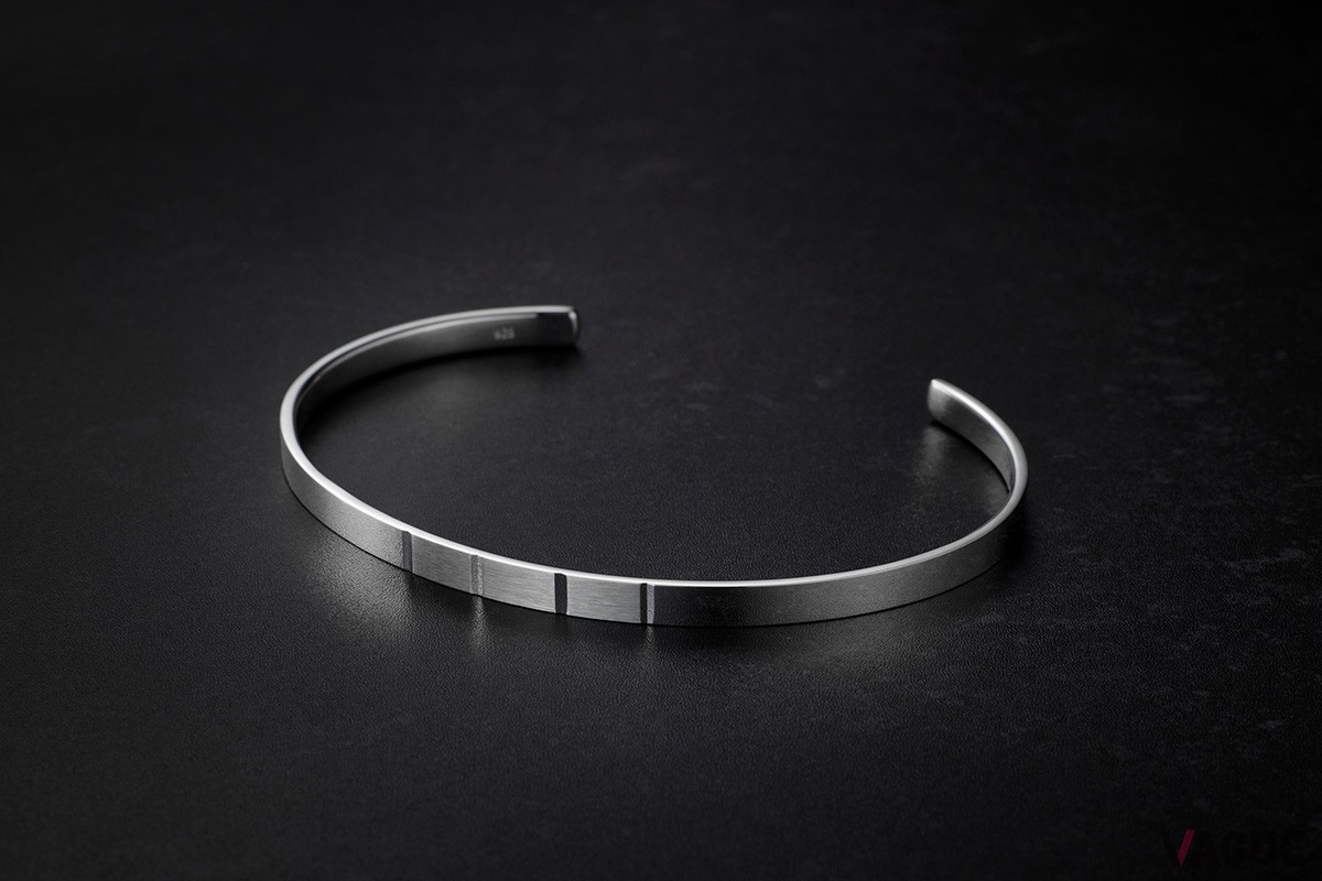 こちらは先行予約の特典となるシルバーバングル（非売品）。MINASEの研磨技術で輝く