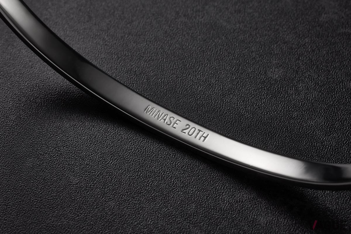 こちらは先行予約の特典となるシルバーバングル（非売品）。MINASEの研磨技術で輝く