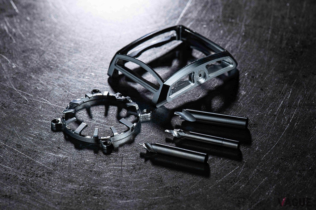 個性を生み出すケースとダイヤルリング。いずれもMINASE自慢のザラツ研磨により丁寧に磨き上げられる