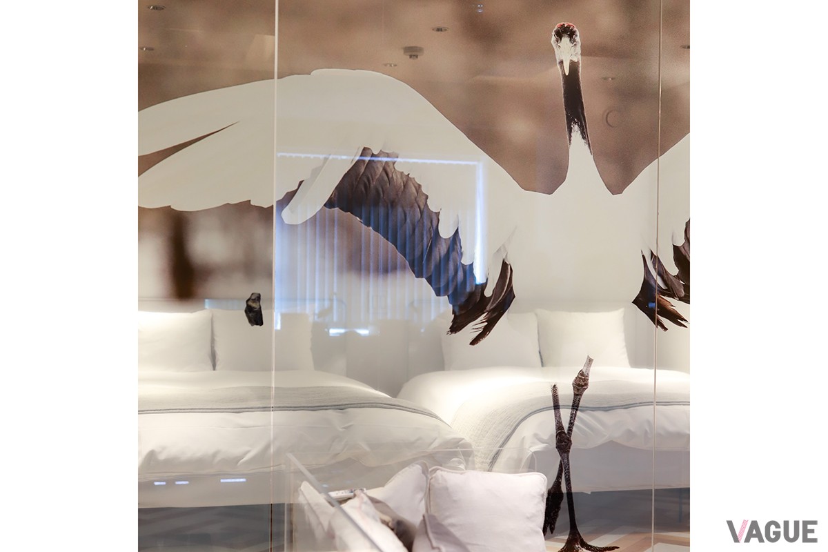 大きな鶴の写真が印象的なリビングスペース