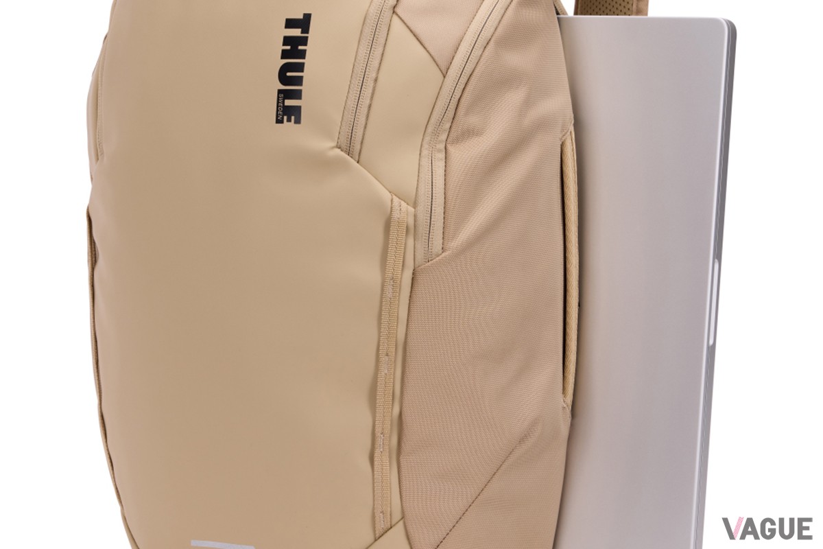 肉厚パッド入りノートPCポケットからサイドアクセスでさっと取り出し