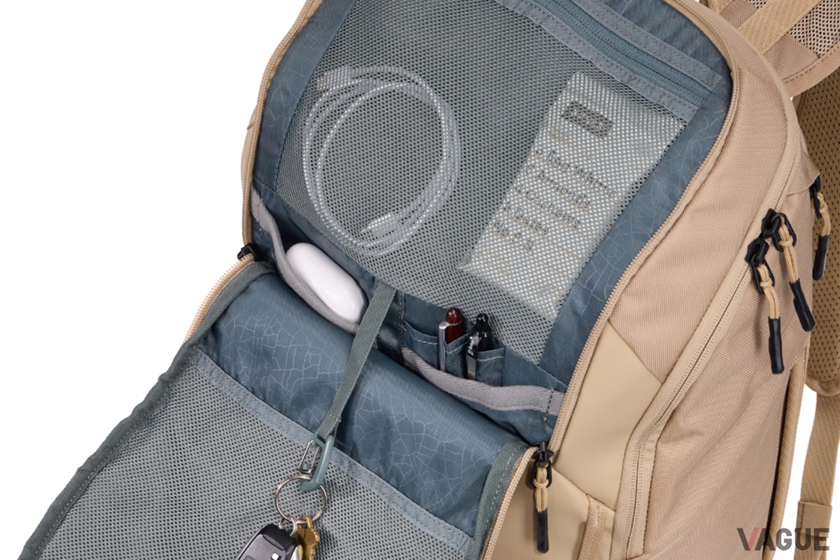 小物を整理できる大型メッシュポケット