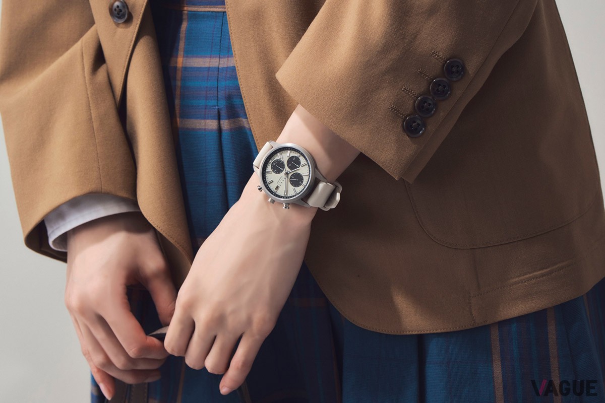 クロノグラフだけど優しいファッションにもしっくり。アイボリーの効果は絶大と言えそう