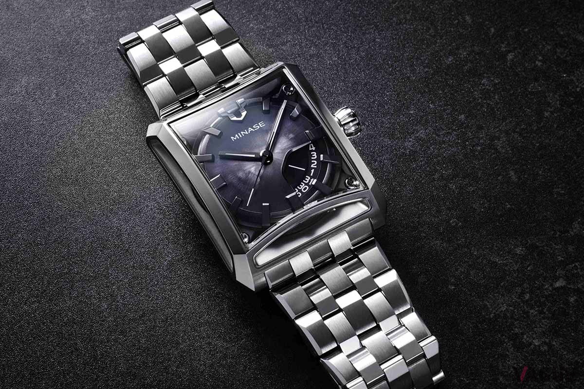 ケースサイズは縦46.5×横37.4mm。ダイヤルはブラックのグラデーションだがパープルのようにも見える複雑な表現を楽しめる