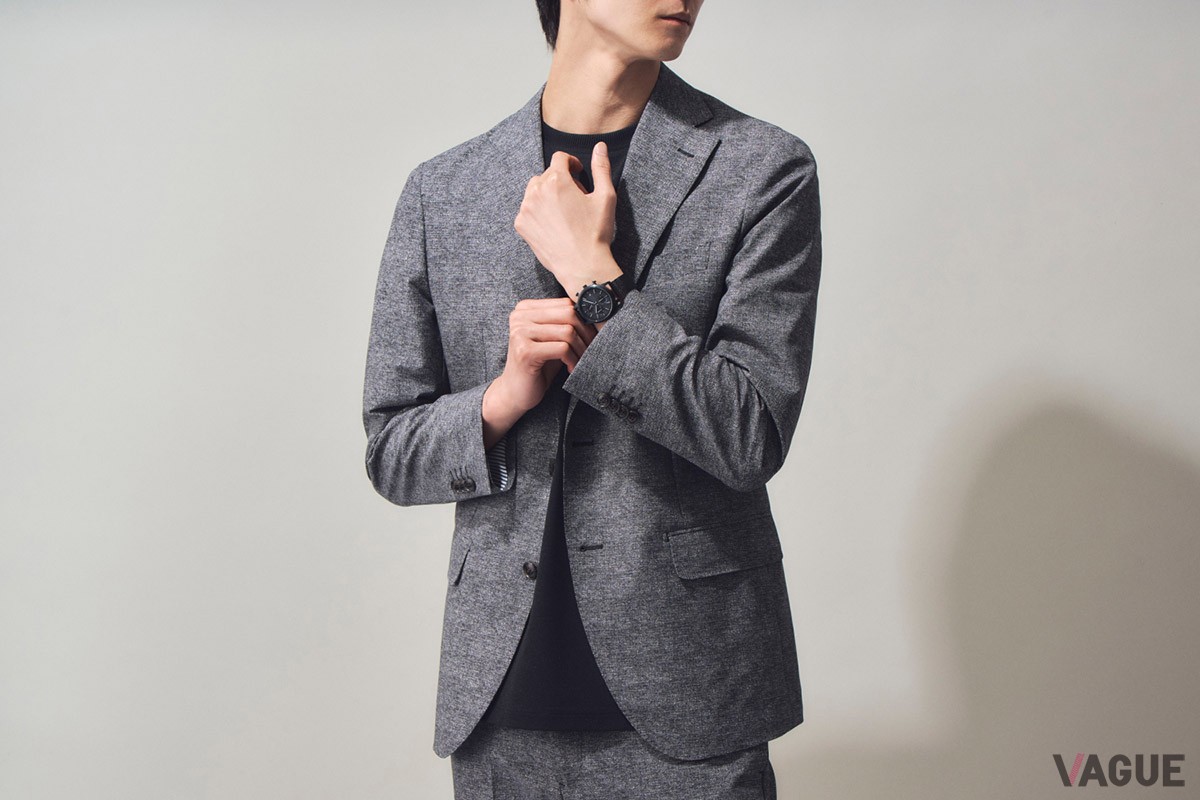 クールに決めるならブラックモデルも。ストラップ選びでガラッと印象が変わりそう