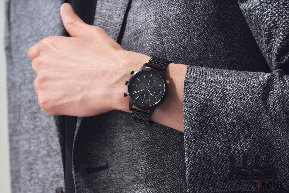 クールに決めるならブラックモデルも。ストラップ選びでガラッと印象が変わりそう