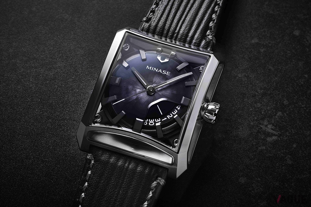 ダイヤルとケースバック、サイドの4つの面がシースルーに。リューズを挟んでふたつの窓ができるので合計7つの窓が出来上がる