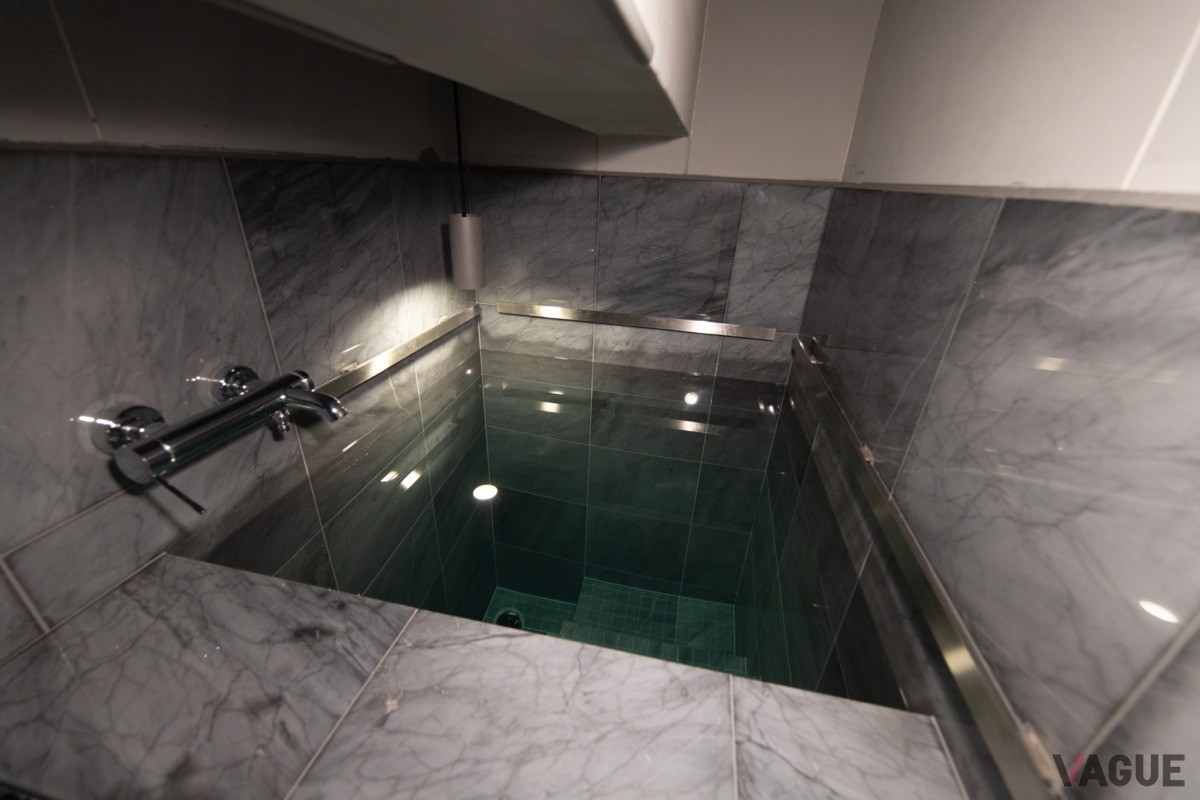 まるで湖に飛び込むかのような全身没入型体験を提供