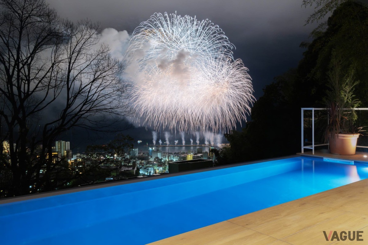 熱海の海と花火を間近に望む