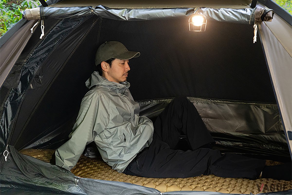 寝室は220cm×90cm。壁が外に張り出す設計で広く感じられる。遮光率99%以上の生地によりほっとできる空間を作り出す