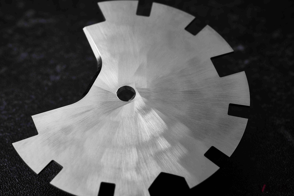 電気分解を利用して銅メッキを積層させる「電鋳」により生まれた雪平模様。型押しプレスでは不可能な繊細な模様も表現できる