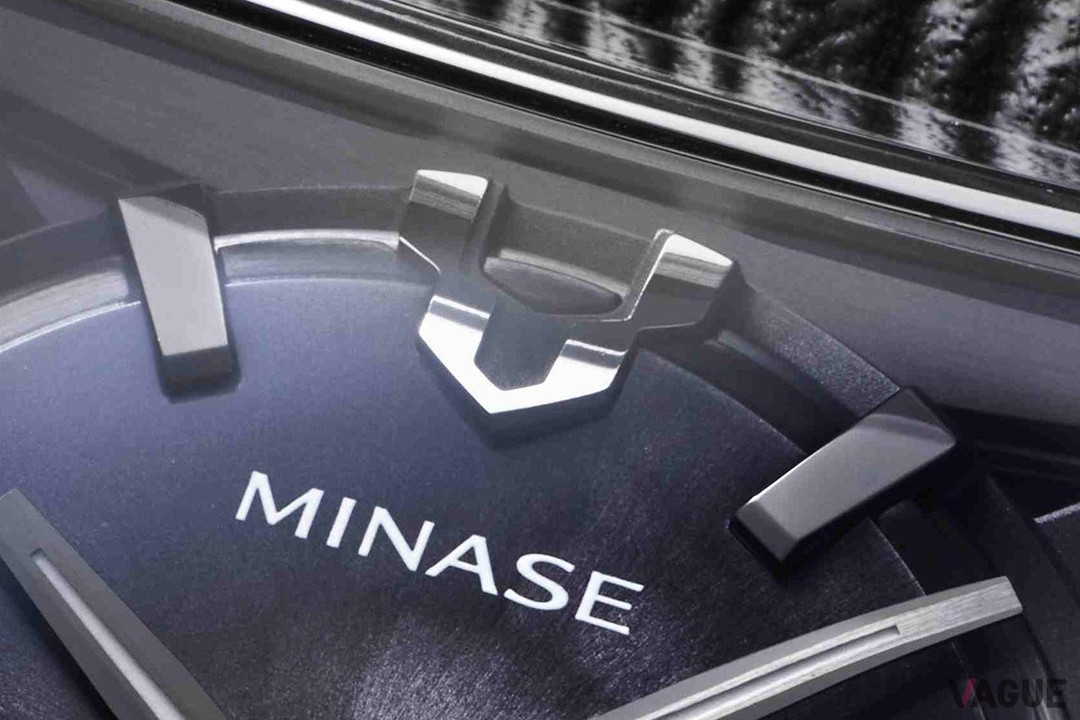 12時位置のインデックスはMINASEの「ドリル」ロゴマークだ