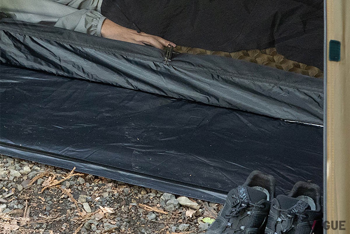 入口一部にはフロアシート付き。荷物置き場や座る場所として活躍