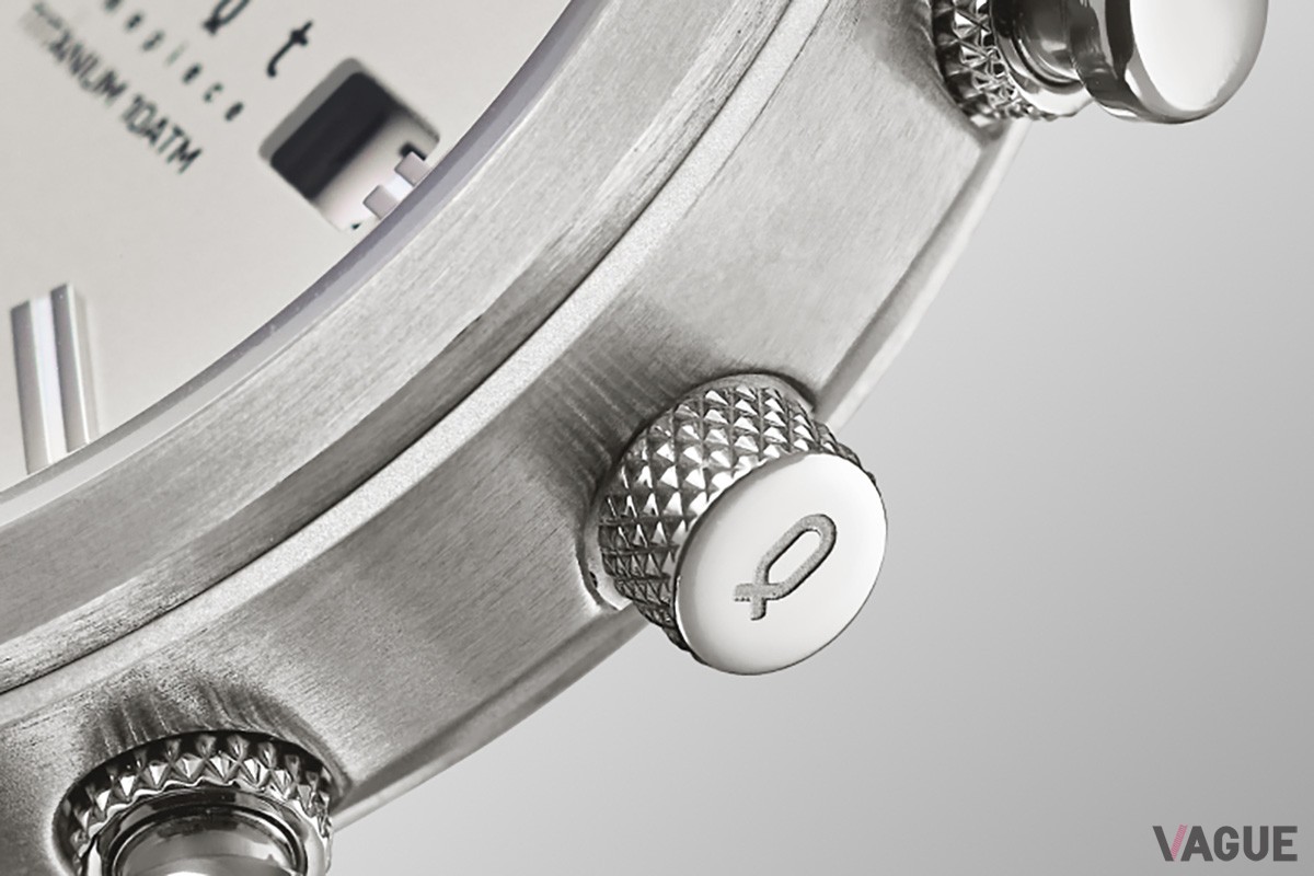 リューズやボタンにはローレット加工を施して細部にもこわだりを見せる