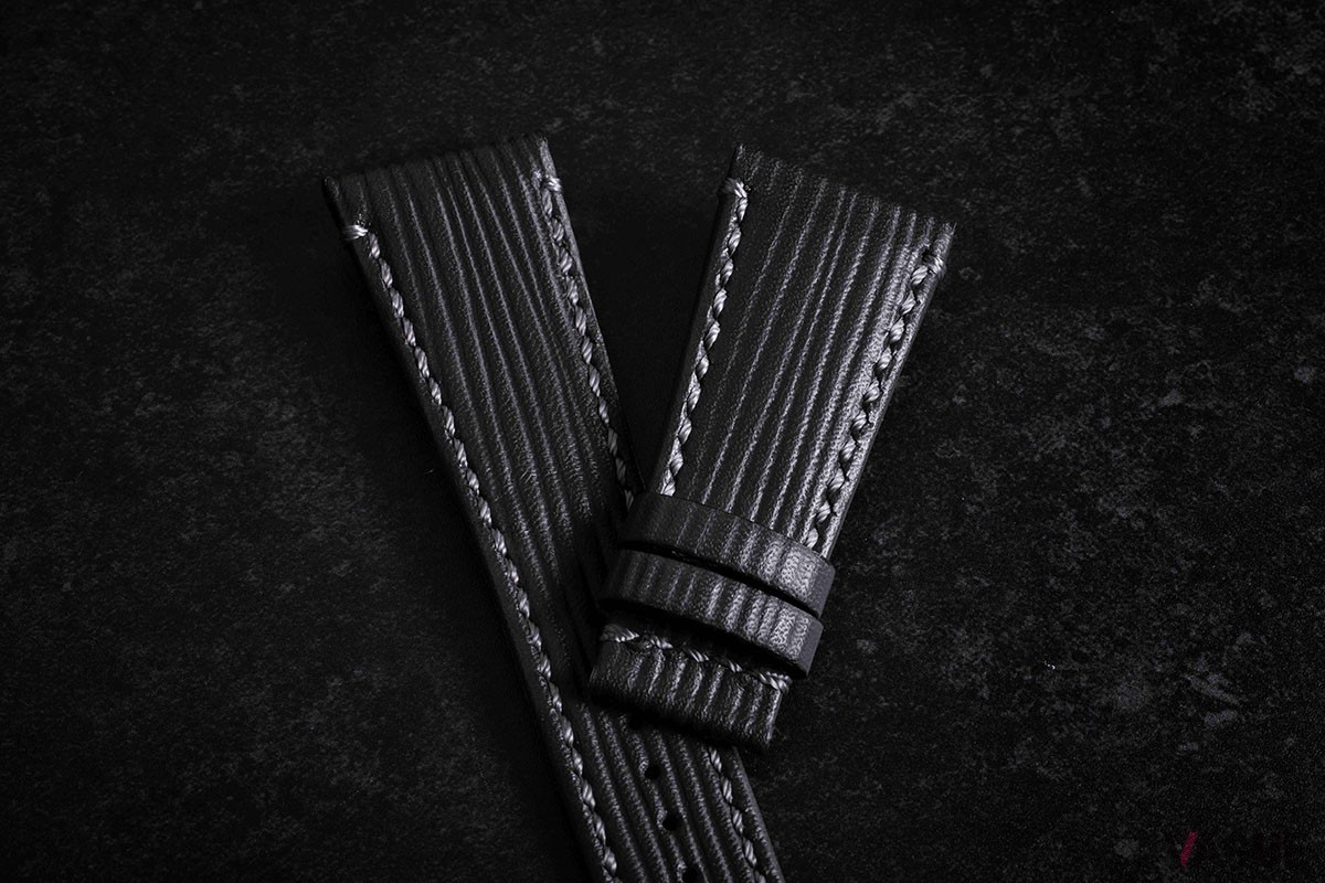 レザーストラップは木目や皆瀬川の流れを思わせるような“Wavy Grain”パターンの型押しが施される