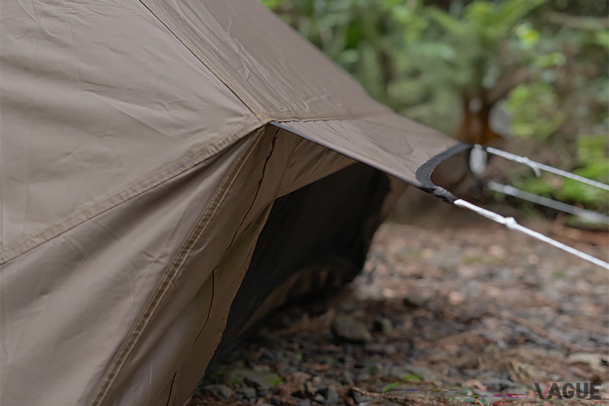／背面には換気のためのメッシュ窓を。小さなひさしも付いており雨の日でも使いやすい