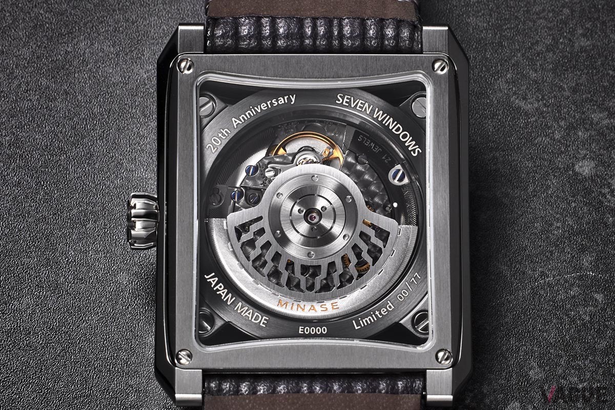 大きく開いたシースルーバックも“セブンウィンドウズ”のひとつ。ムーブメントを納めるインナーケースが宙に浮いたように見えるケースインケース構造も特徴