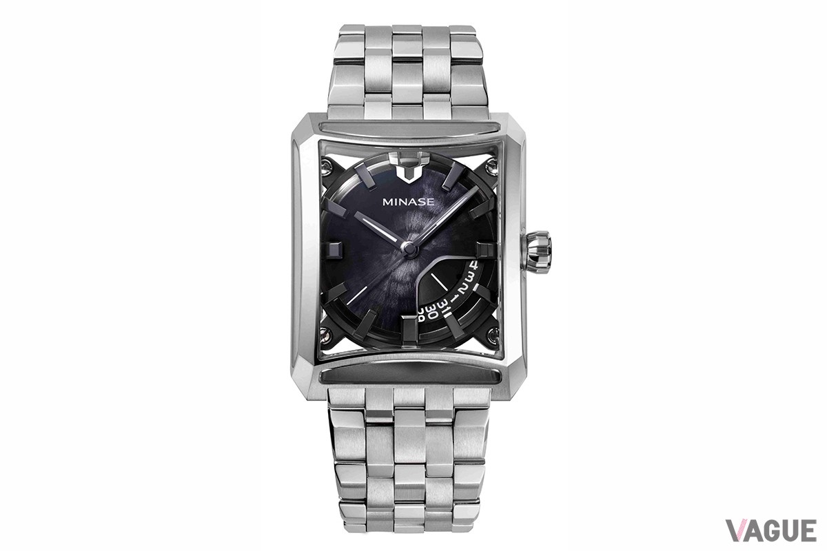 こちらはメタルブレスレットを装着した姿。特許のMORE構造も個性を放つ