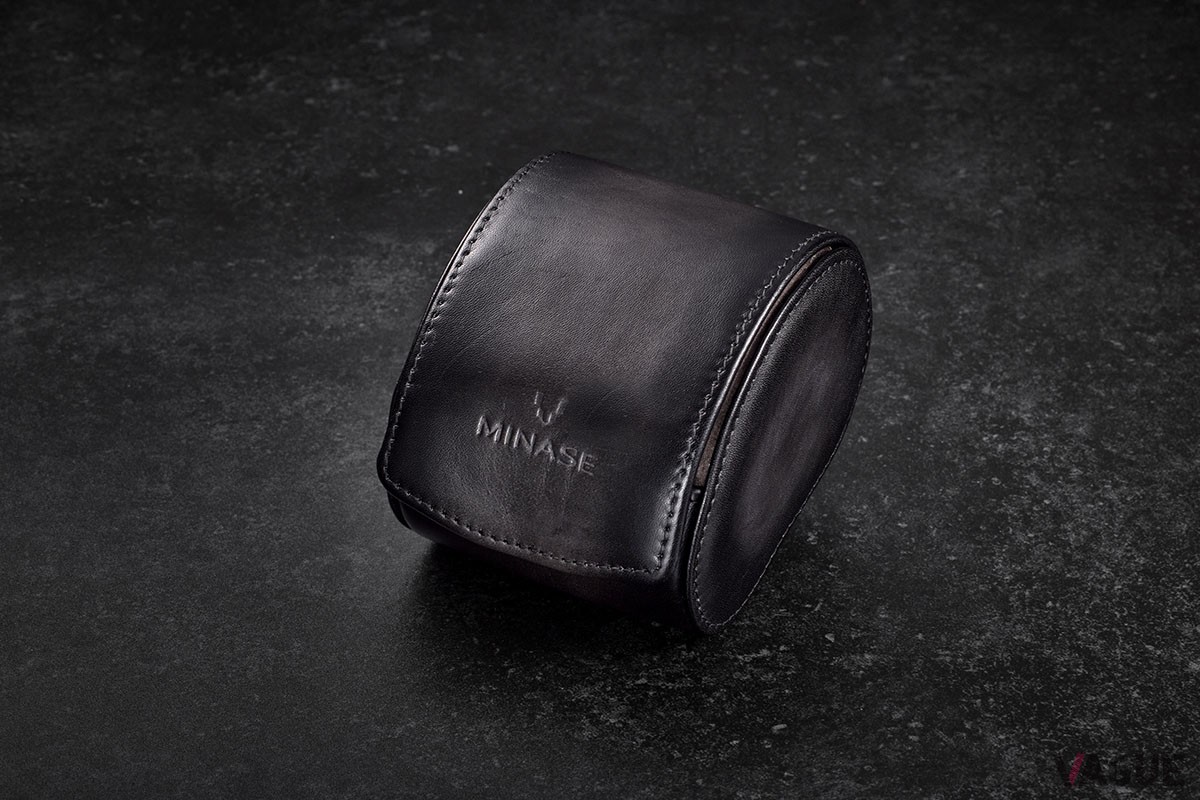 購入特典のレザーケース。革職人がひとつひとつ手作業にて「パティーヌ仕上げ」を施したもの