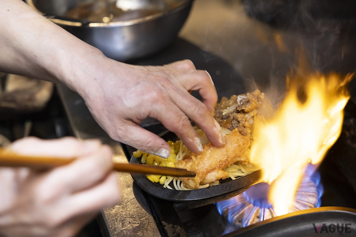 強火での仕上げ。50年以上働くシェフならではの熟練の技！