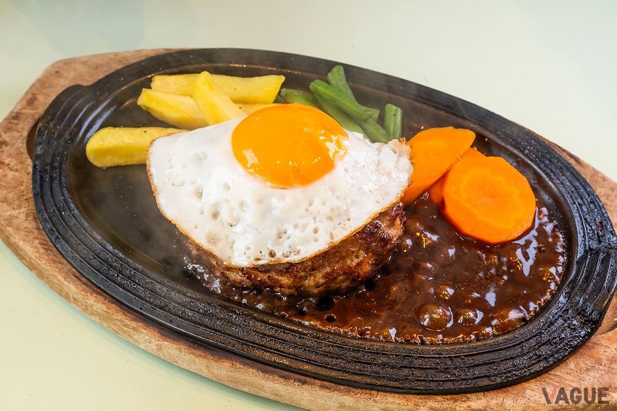 ハンバーグステーキ1300円。ライスまたはパン、ドリンク付きのセットは＋400円