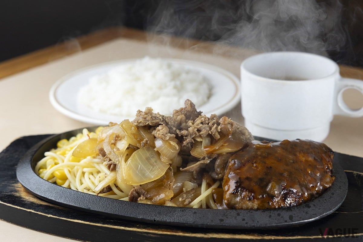 ハンバーグ牛カロリー焼きセット1050円。鉄板がジュウジュウ音を立てているのもいい