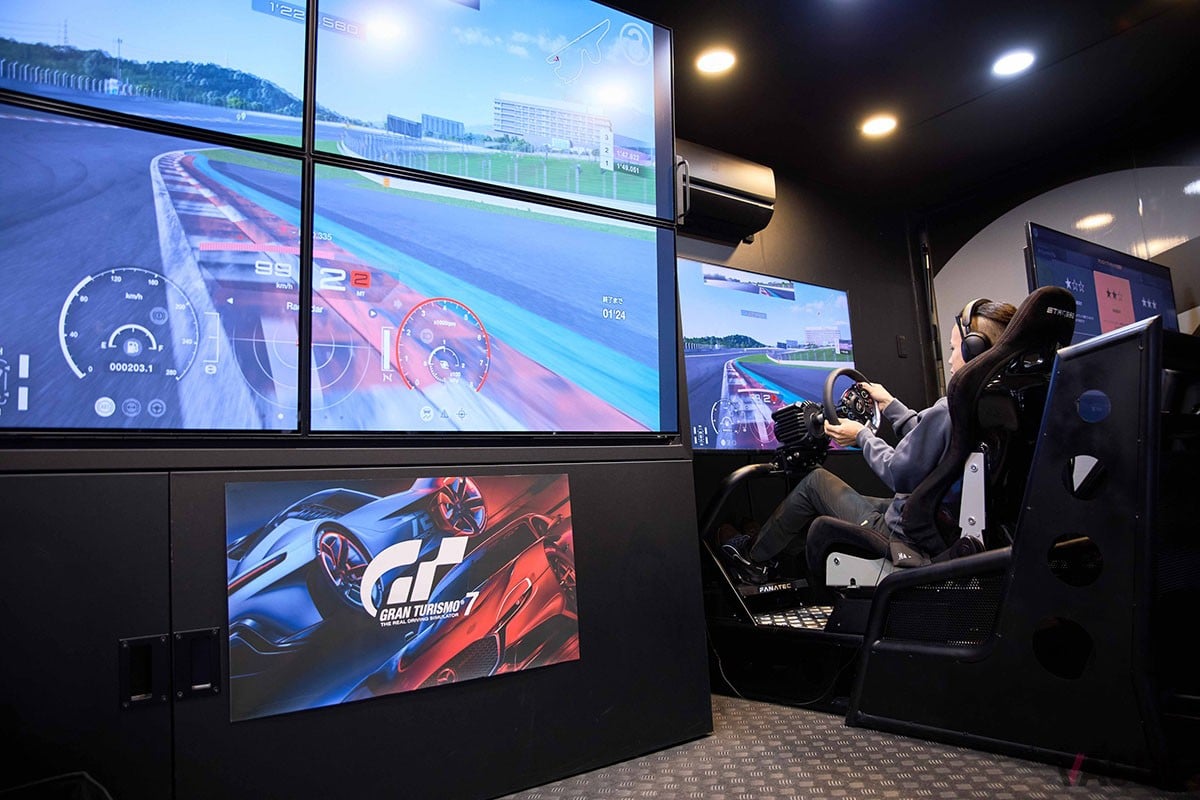 正式発表前にもかかわらず『グランツーリスモ７』に収録されたマツダ「MSR ロードスター 12R」でひと足早くバーチャル試乗を体験