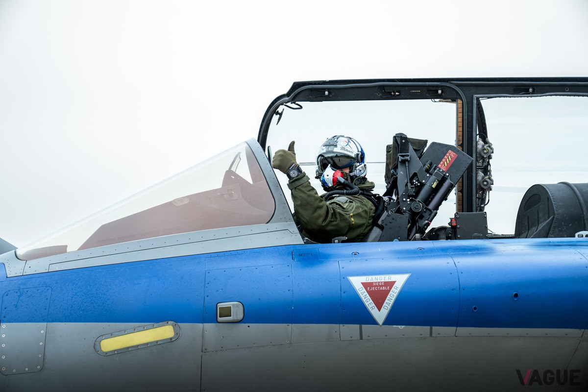 フランス航空宇宙軍が運用するラファール戦闘機の公式飛行デモンストレーションプログラム“ラファール・ソロ・ディスプレイ”と連携