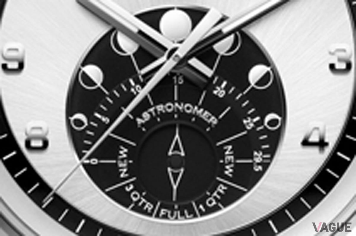 6時位置に配置された回転ディスクには、7つのイラストによって月相を明快かつ正確に表示