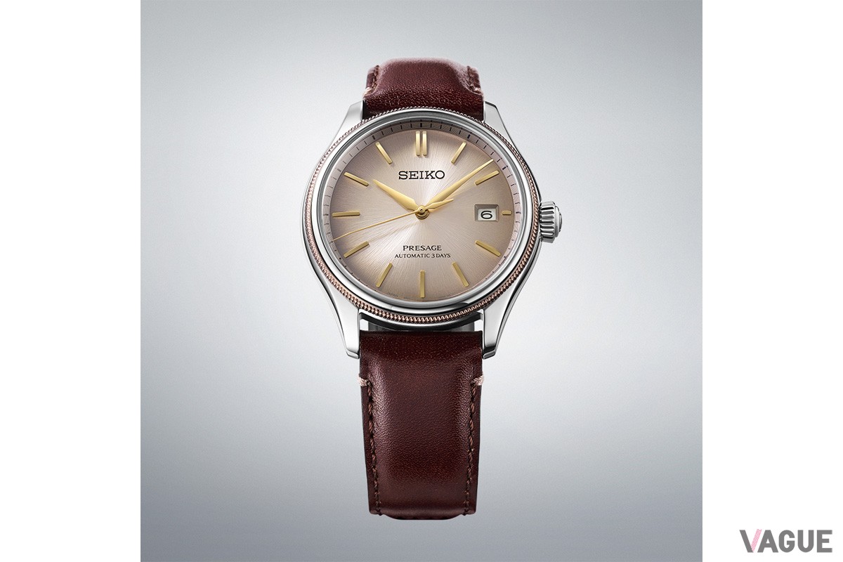 ベゼルにはさりげなくブラウンをまとわせ、立体感のある繊細な装飾を施すことで、控えめながらも精緻な装飾美を実現