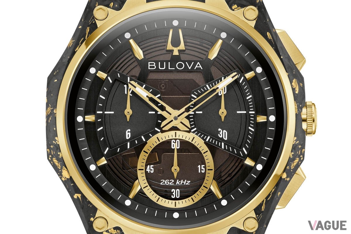 洗練されたデザインと薄型ケースを際立てるダイヤルは、ムーブメントが鑑賞することができるセミスケルトン仕様