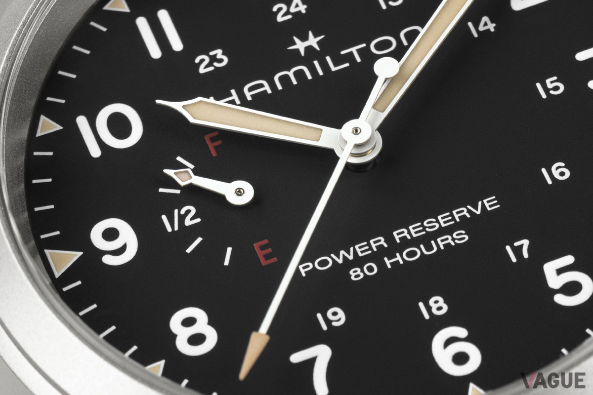 ダイヤルに刻まれた80時間のパワーリザーブを示す、“power reserve 80 hours”の文字がフィールドウォッチとしての存在感を主張