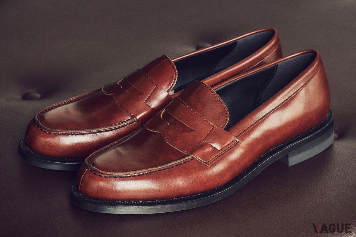 「ローファー」をデザインソースにリーガル独自のレシピで仕上げた味わい深い色調のブラウンレザーを、タイムピースのアップサイクル・レザーストラップとして採用