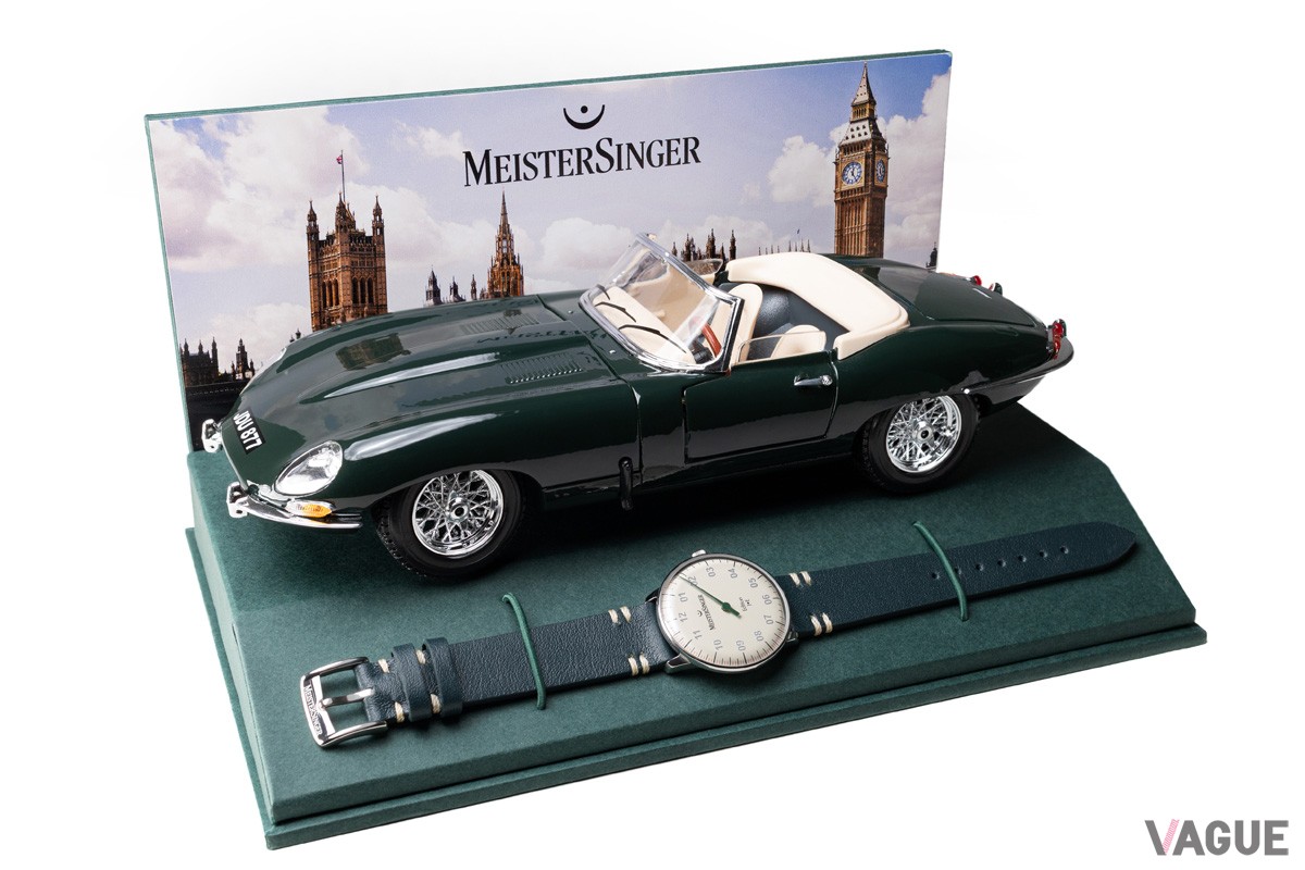 burago製1:18スケールのジャガーEタイプ・モデルカーは、ロンドン・ウェストミンスター宮殿が背景の専用ディスプレイ台をセットにした豪華な特別パッケージ
