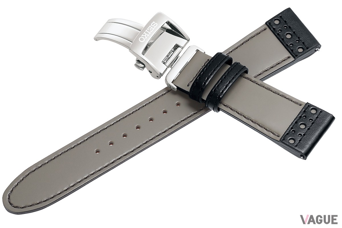 定番カラーの黒とソーテルの革色のコンビネーションで、ストラップの先端は柔和な曲線で仕上げられ、クラシックな穴飾りが施されている